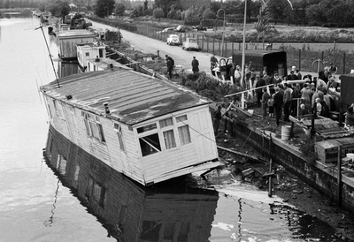 127399 Afbeelding van een door de lage waterstand scheefgezakte woonboot in de Vecht langs het Zandpad te Utrecht.
